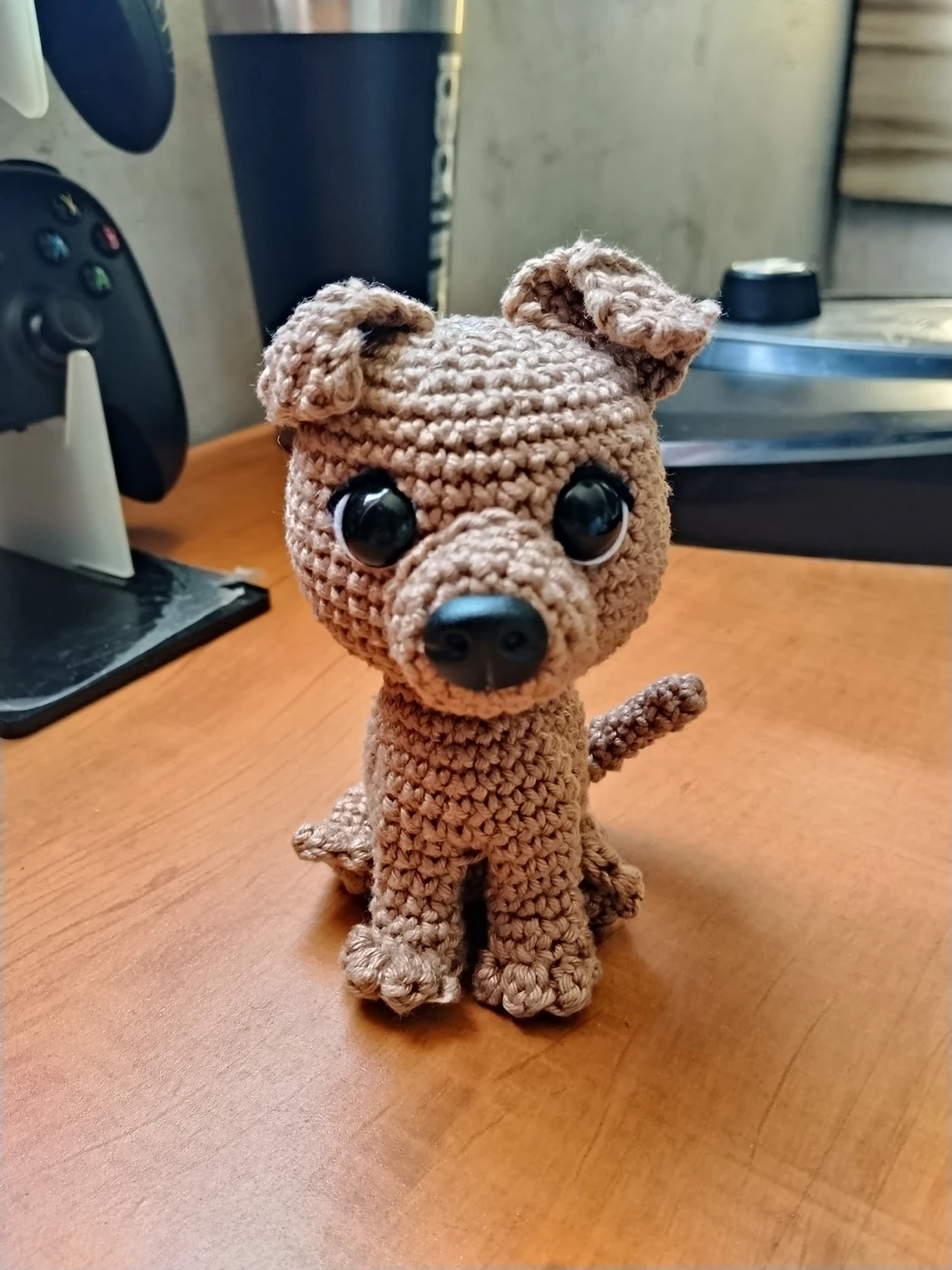 Cachorrinho em crochê nas cores caramelo e branco, com orelhas caídas